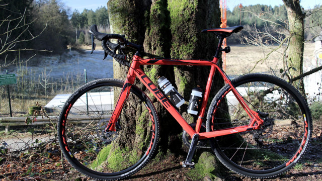 rotes Fahrrad an der Talsperre rotes Fahrrad an der Talsperre