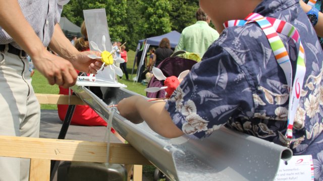 Wasserräder bauen beim Sommerfest der Junior Uni 