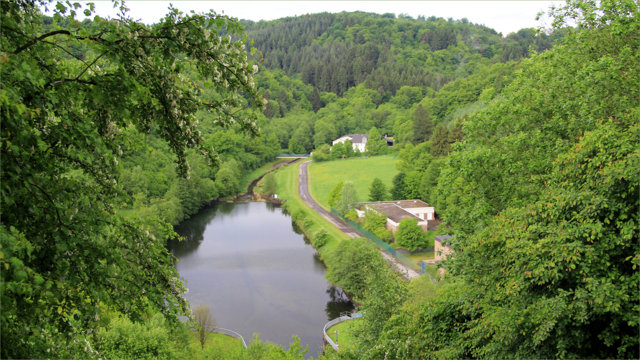 Große Dhünn-Talsperre, Blick vom Damm über das Tosbecken Richtung Dhünn Große Dhünn-Talsperre, Blick vom Damm über das Tosbecken Richtung Dhünn