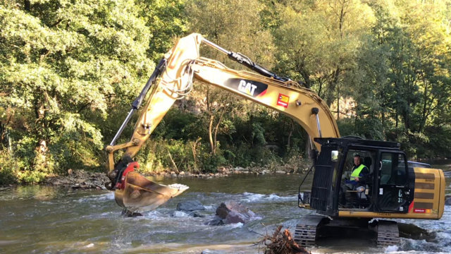 Bagger in der Wupper Bagger in der Wupper