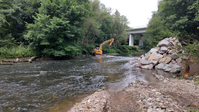 Arbeiten in der Wupper in Kohlfurth