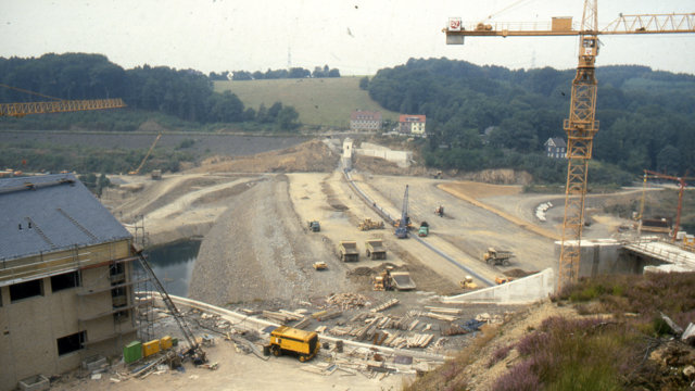 Baustelle Staudamm Wupper-Talsperre 18.08.1986 (Quelle: Wupperverband) Baustelle Staudamm Wupper-Talsperre 18.08.1986 (Quelle: Wupperverband)