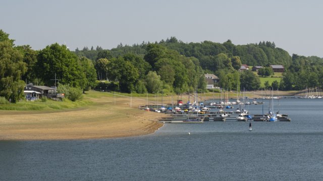 niedriger Wasserstand an der Bever-Talsperre