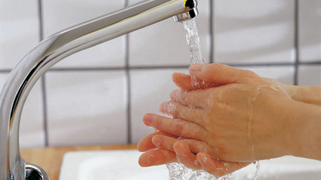 Hände am Wasserhahn, (WVWG Wasserbilder) Hände am Wasserhahn, (WVWG Wasserbilder)