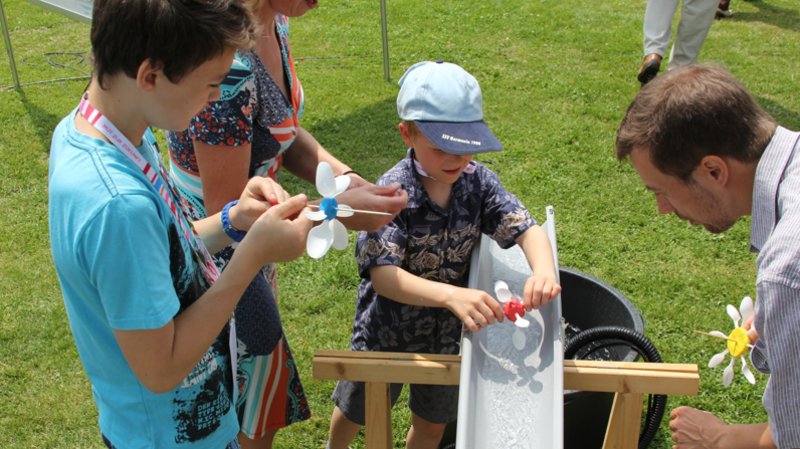Wasserräder bauen beim Sommerfest