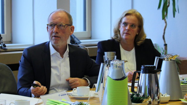Georg Wulf (Vorstand) und Claudia Fischer (Verbandsratsvorsitzende) stellen beim Pressegespräch die Themen 2020 vor