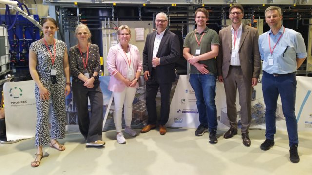 Einweihung der Pilotanlage Projektteam WV/WiW: Katrin Krebber (WiW), Catrin Bornemann (WV), Kirsten Allmann (WV), Ingo Noppen (WV), Yannick Taudien (WiW), Thomas Klein (WV), Dirk Salomon (WV) Einweihung der Pilotanlage Projektteam WV/WiW: Katrin Krebber (WiW), Catrin Bornemann (WV), Kirsten Allmann (WV), Ingo Noppen (WV), Yannick Taudien (WiW), Thomas Klein (WV), Dirk Salomon (WV)